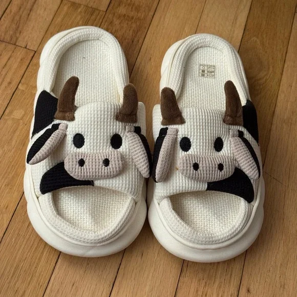 Novelty Cow Slippers - Fun Comfort Slides, Cozy House Shoes Size 40-41 - Picture 6 of 7